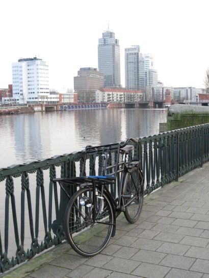Brug Amsteldijk over het Amstelkanaal met Rembrandttoren