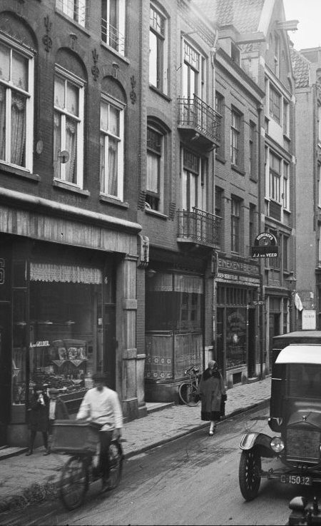 Slagersjongen op bakfiets, Rapenburg Amsterdam