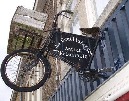 Transportfiets boven antiekwinkel