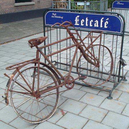 Roestige transportfiets bij Eetcafe Het Schilderij