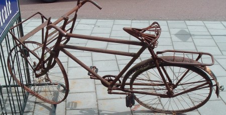 Roestige transportfiets bij Eetcafe Het Schilderij