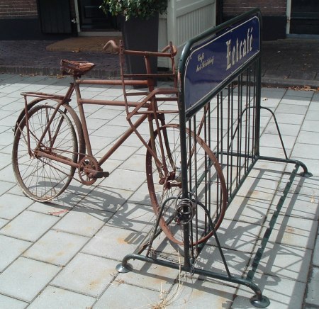 Roestige transportfiets bij Eetcafe Het Schilderij