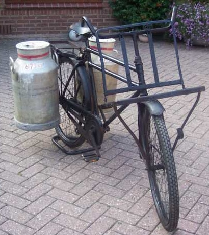 Transportfiets compleet met melkbussen