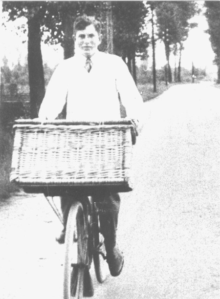 Johan Lemmers met de bakfiets op de Hogeweg