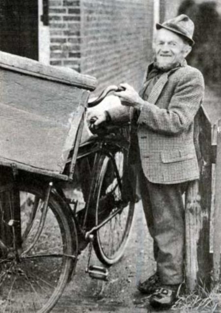 Adolf Westra met zijn bakkersfiets