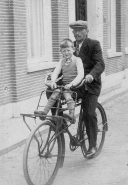 Jacob Frank met kleinzoon op de fiets