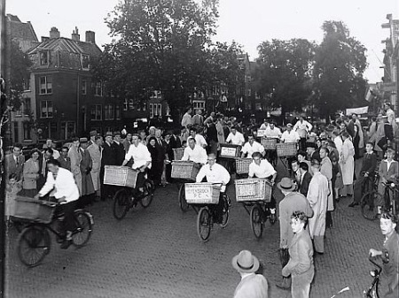 Slagersjongens op bezorgfiets