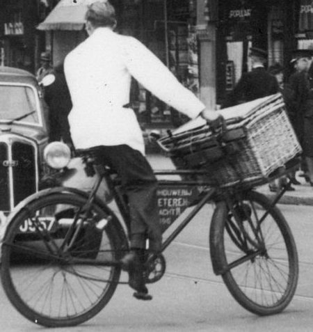 Oude foto van transportfiets in Amsterdam