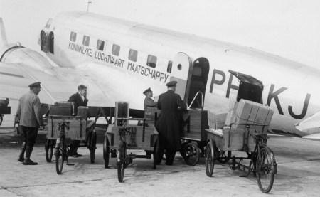 Vliegtuig Koninklijke Nederlandse Luchtvaartmaatschappij, Schiphol